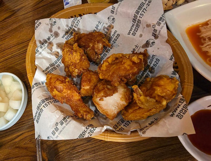 치킨이 그릇에 있다