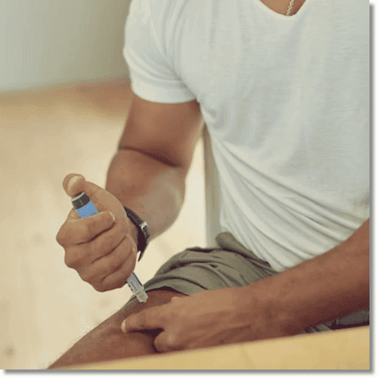 당뇨 초기증상이 나타나는 이유, 인슐린 투여하는 남성 사진