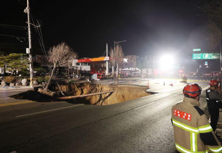 30m 싱크홀에 매몰된 오토바이 운전자&amp;#44; 구조 왜 이렇게 어려운가?