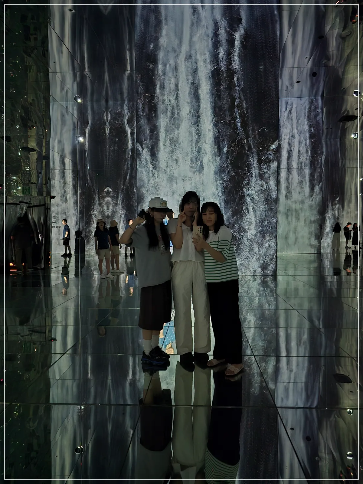 긴폭포_거울_여자3명