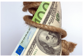 실전 환차익 전략-실전 환차익 전략
"미국 달러와 유로 지폐가 밧줄에 묶인 이미지. 해외 예금 시 환율 리스크와 규제 제한을 상징"