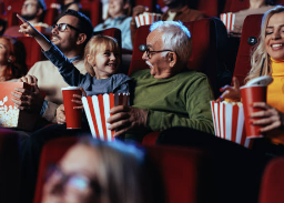 손녀와 할아버지가 영화 명작을 보면서 환하게 웃는 장면