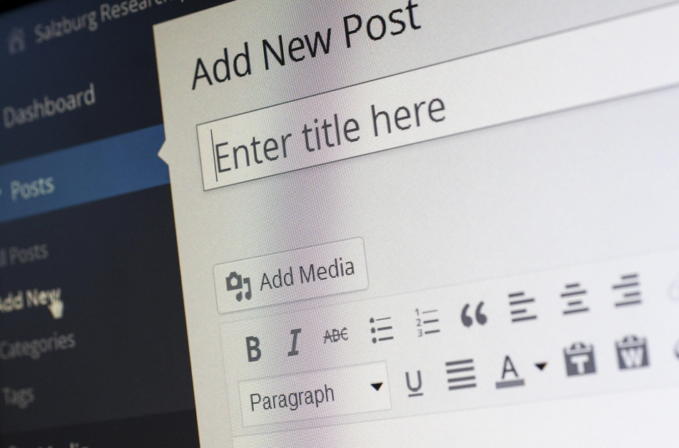 컴퓨터로 블로그글 작성하는 장면