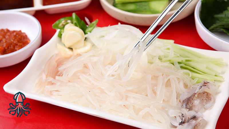 오징어회와 초고추장 곁들임