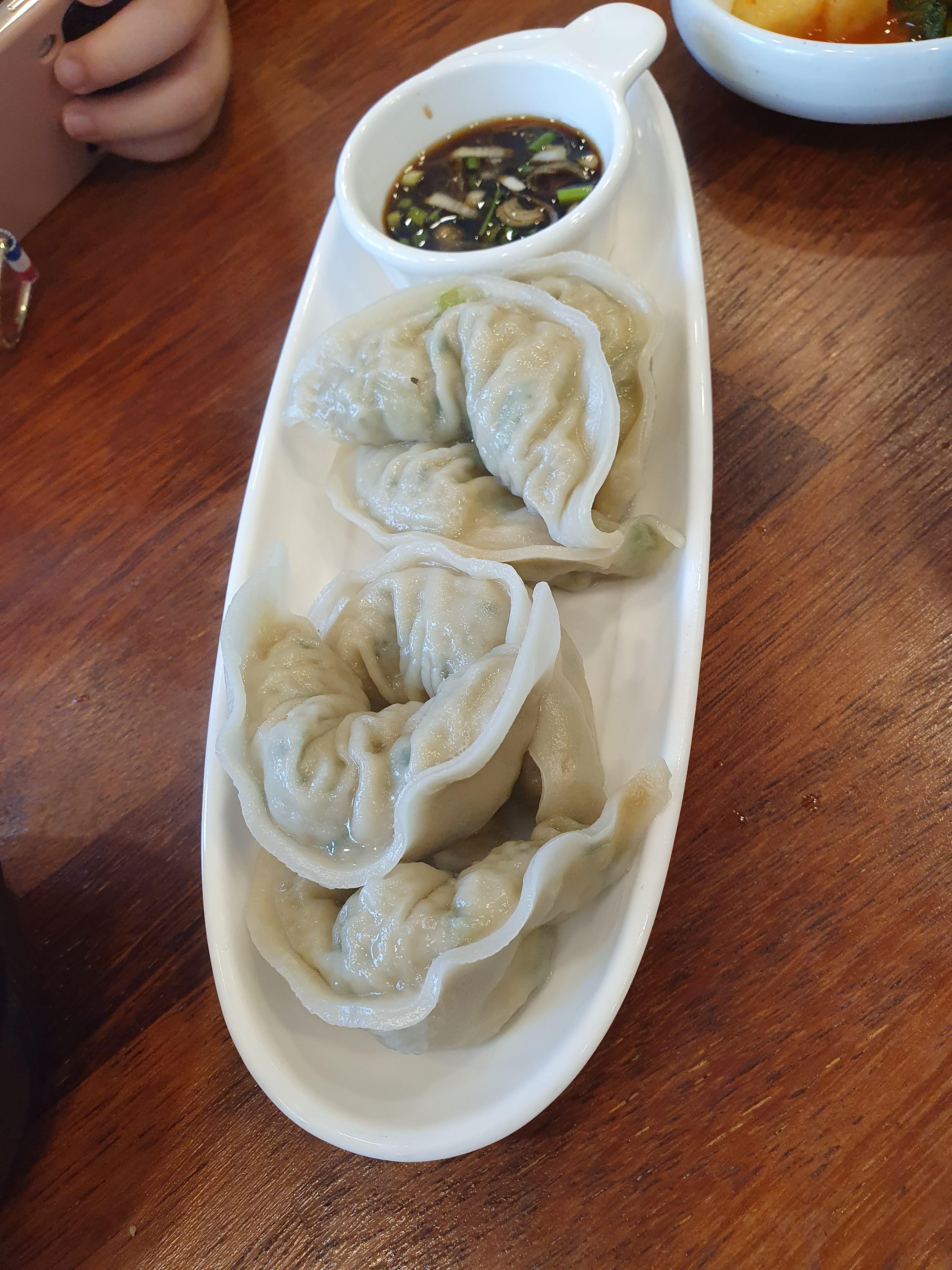 5개에 3천원 갈비만두 비싸지만 맛있다.