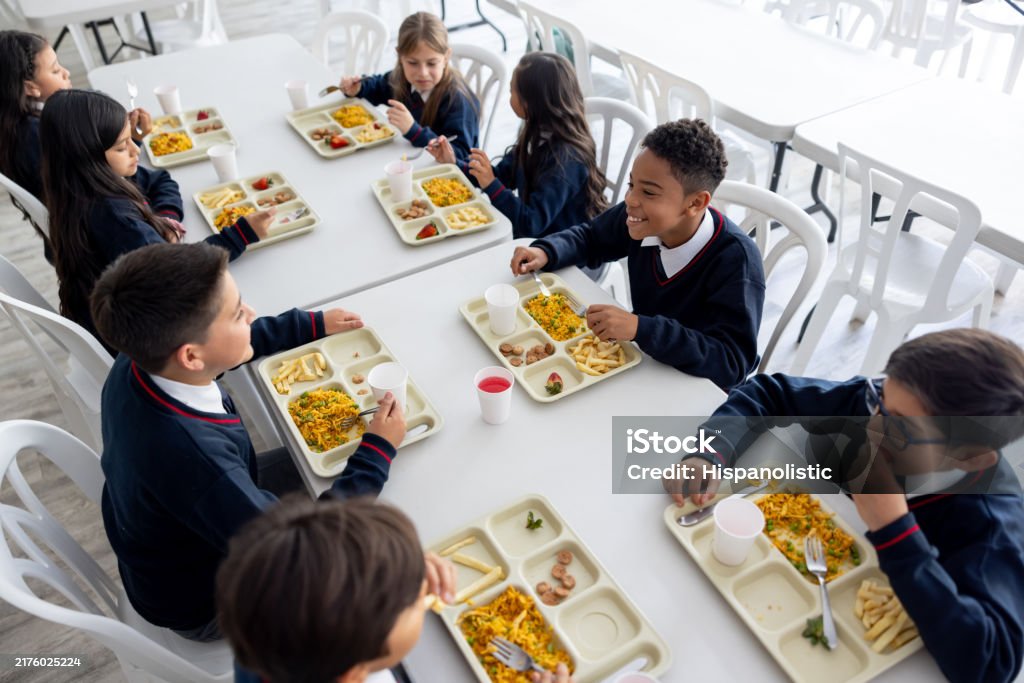 학생들의 즐거운 급식 이미지