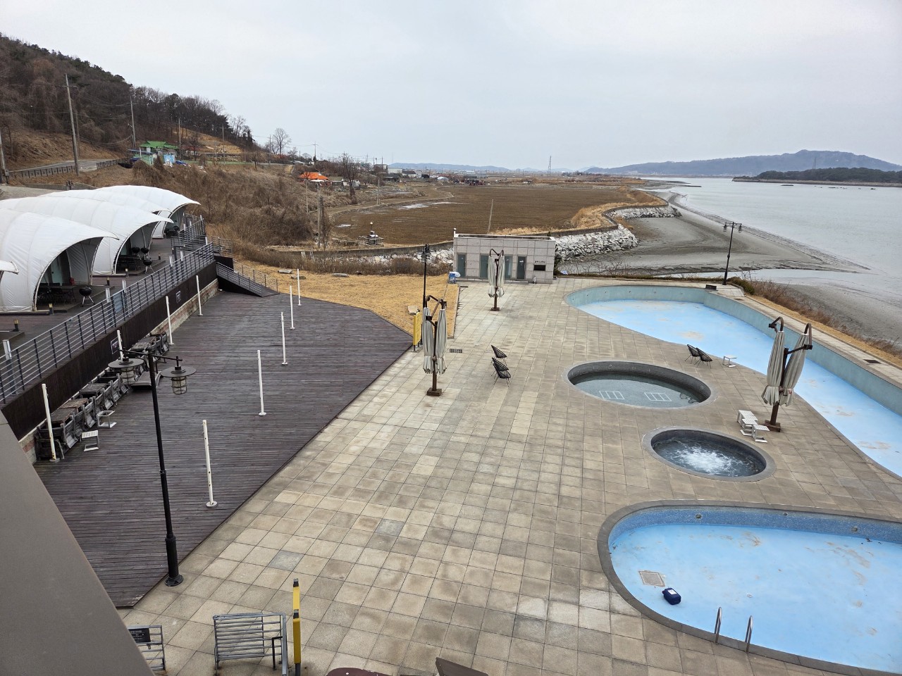 해안가 리조트 야외 수영장과 바다 전경