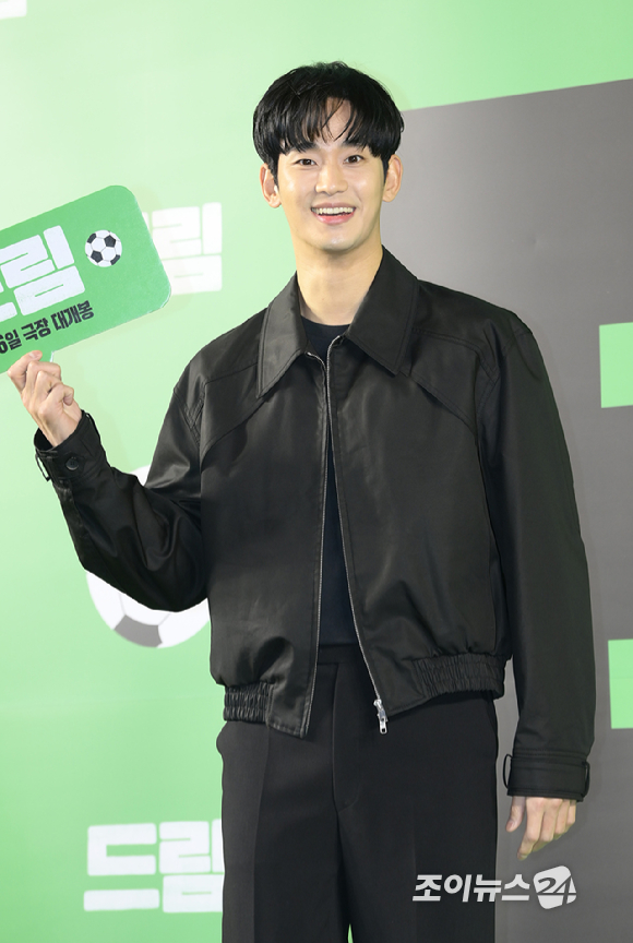 배우 김수현이 24일 오후 서울 강남구 삼성동 메가박스 코엑스에서 열린 영화 &#39;드림&#39;(감독 이병헌) VIP 시사회에 참석하고 있다. [사진=정소희 기자]