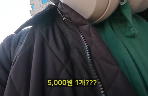 윤석열 대통령 탄핵 촉구 집회 현장에서 폭리를 취한 노점상이 누리꾼 뭇매를 맞고 있다. 사진은 집회 현장 노점상에서 판매되는 오뎅 1개 가격. [사진=유튜브 '갈비두잇']