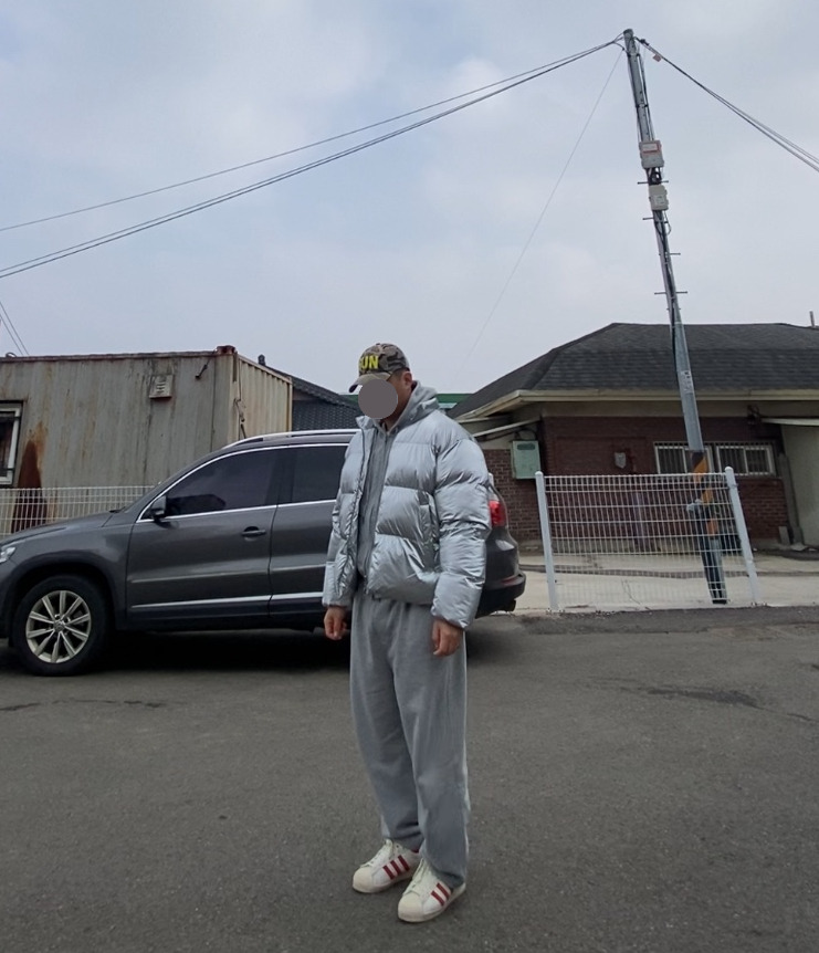데일리룩('26.2.14.)블루썬플라워 SUN로고 카모볼캡, 무신사 무신사스탠다드 실버 숏패딩 숏점퍼, 토피 스웻 집업후드티, 토피 벌룬핏 와이드팬츠, 아디다스 슈퍼스타 82 레드