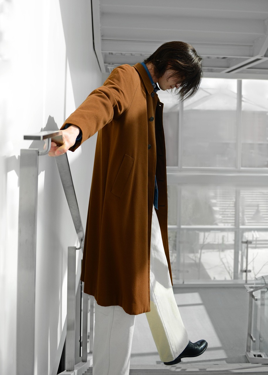 매장에 트렌치코트 입은 남자