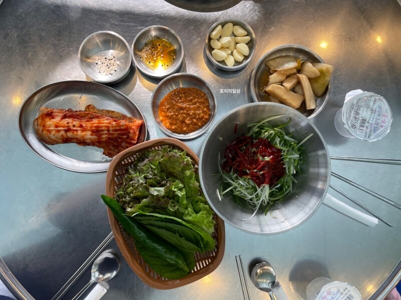 과천 맛집 어울더울 캠핑 분위기 정육식당 기본찬