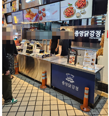 다양한 먹거리와 건어물 가게들이 즐비한 속초중앙시장 내부의 활기찬 모습.