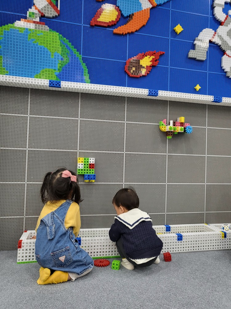 블럭놀이를 하는 아이들