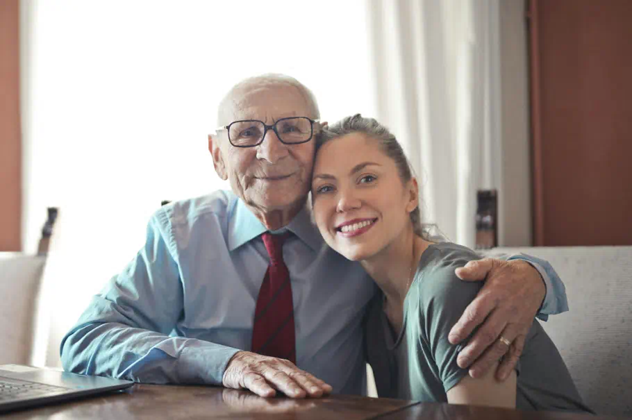 긴급복지 생계지원금 대상과 사진을같이찍는 모습