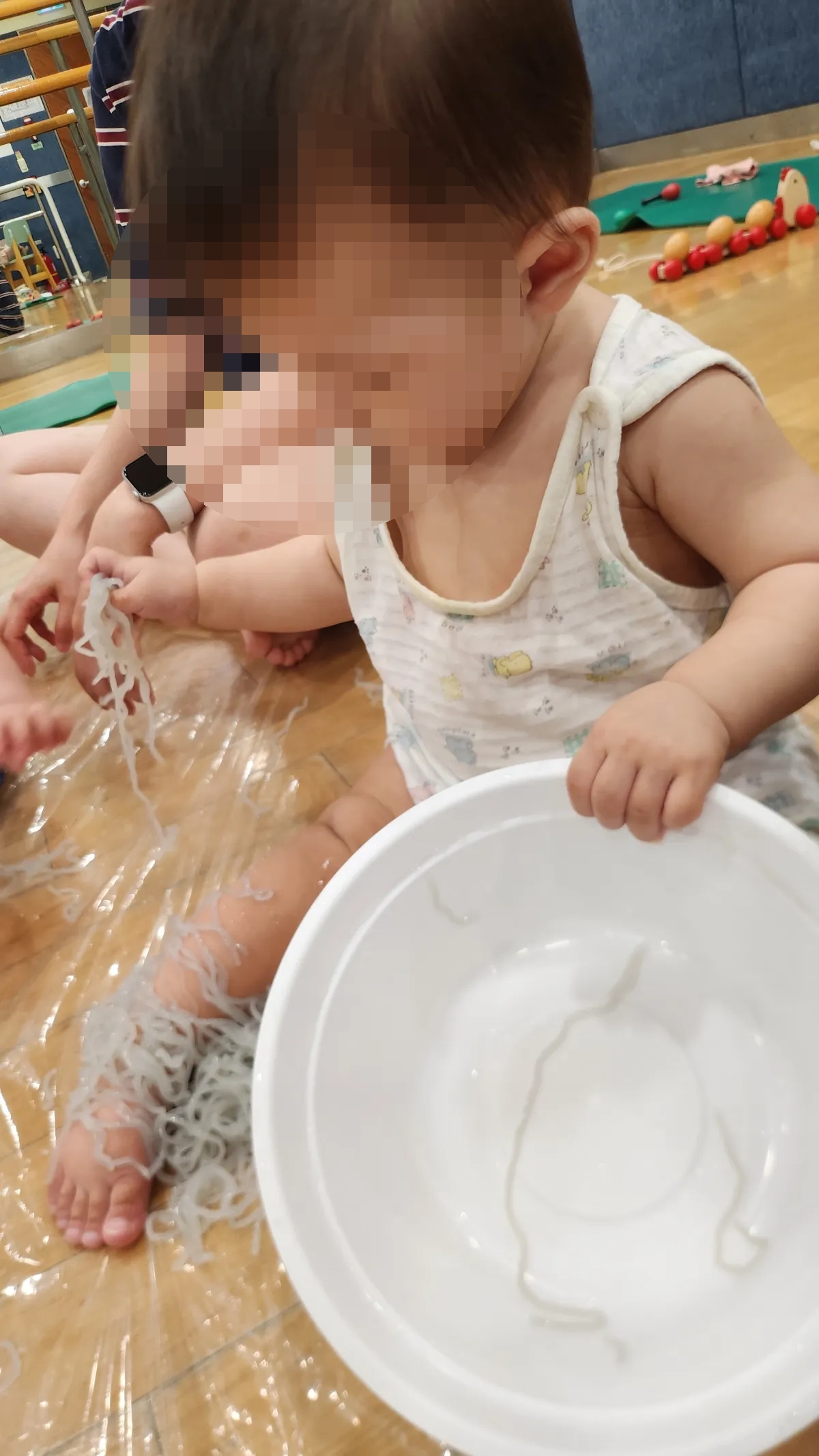 당면놀이하는 아기