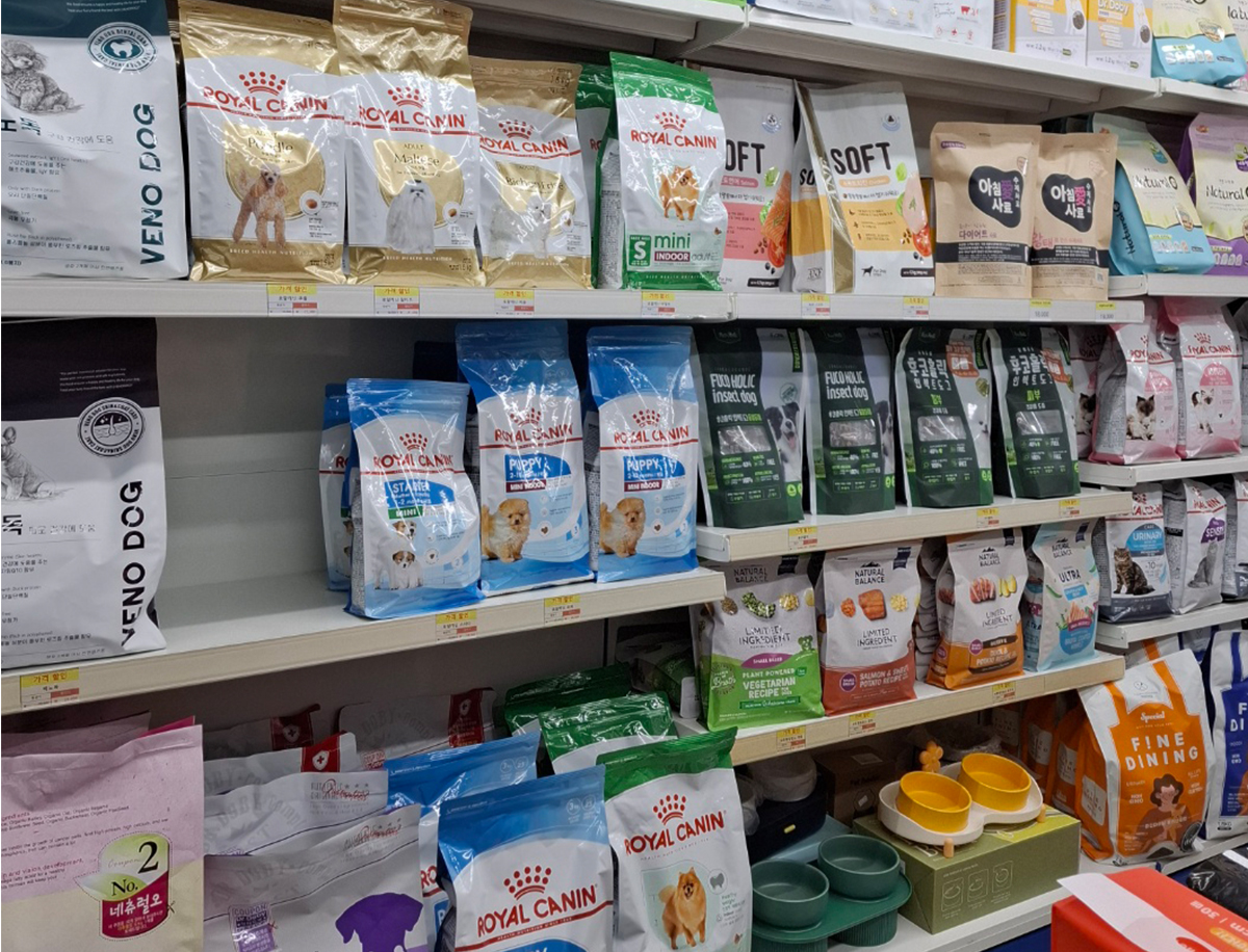 종류별 강아지, 고양이 사료 진열