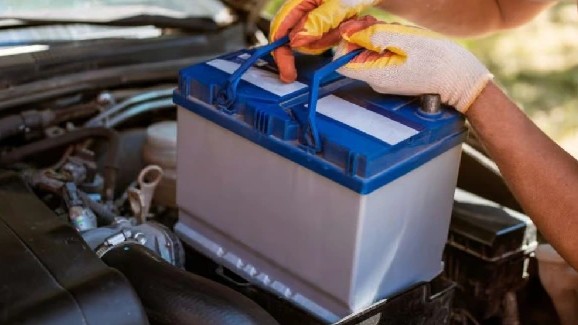 자동차 배터리/밧데리가 방전되고 있다는 신호