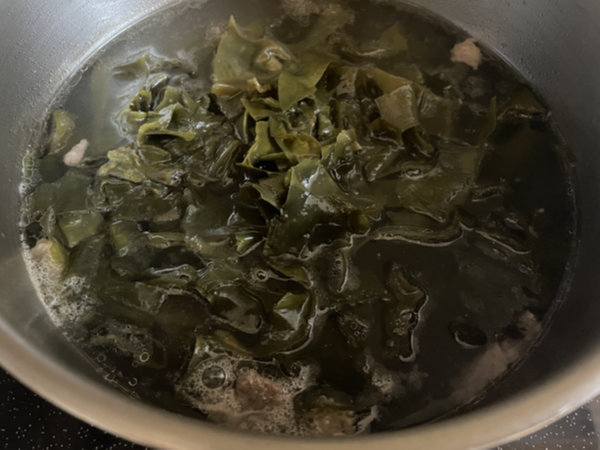 미역국 맛있게 끓이는 방법 - 멸치 및 소고기 육수에 미역 넣어 끓이기