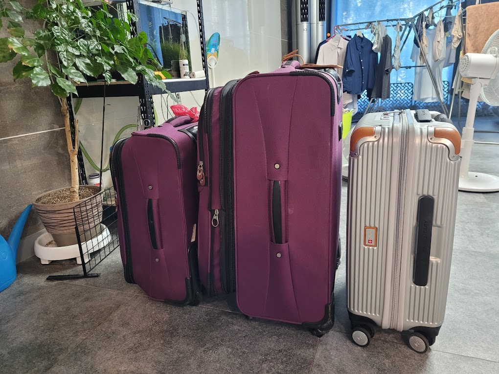 출근 전 가방 싸기. 미리 트렁크 준비된 모습.