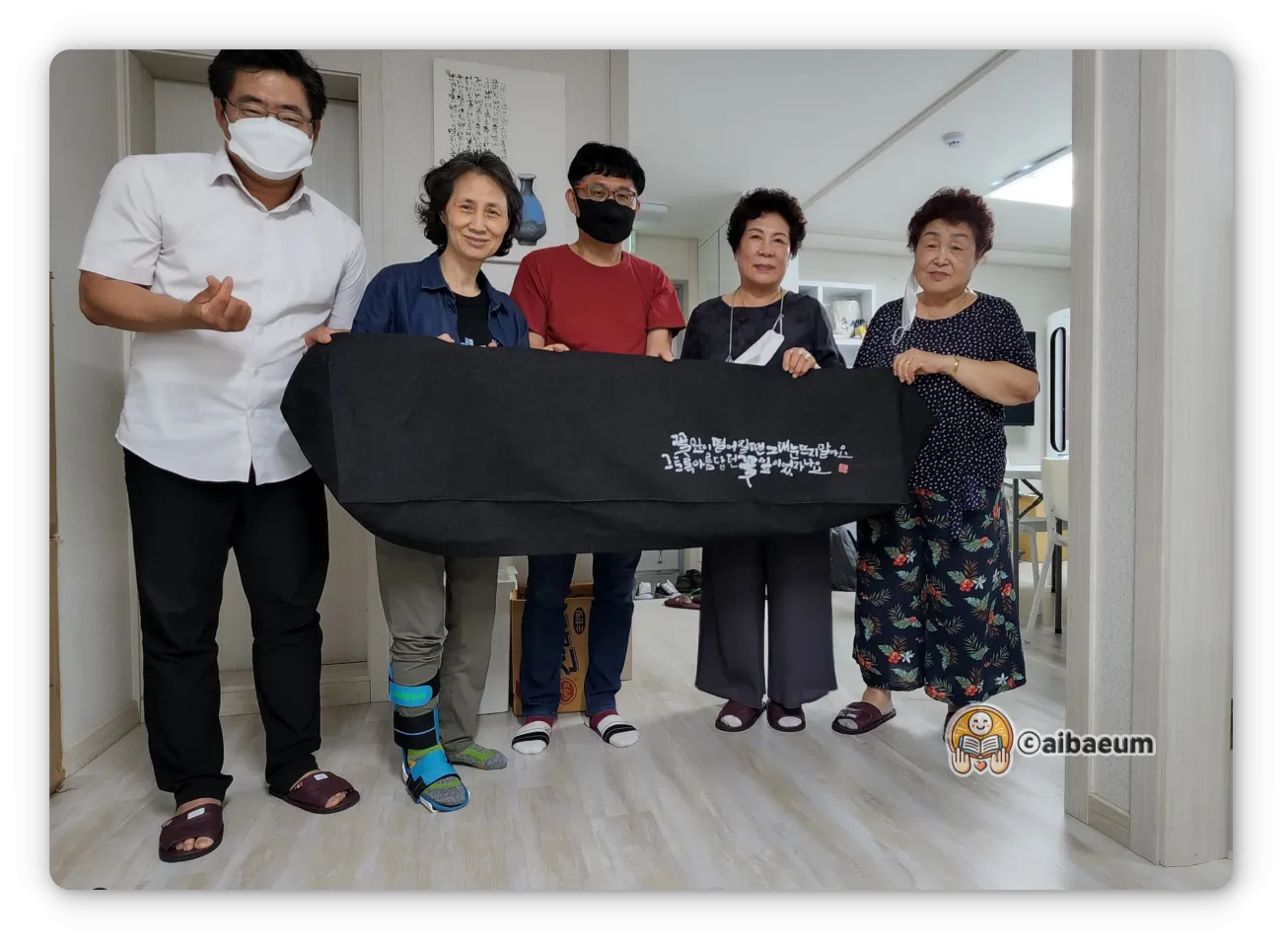 상살미사람들이-전사제품을-들고있다