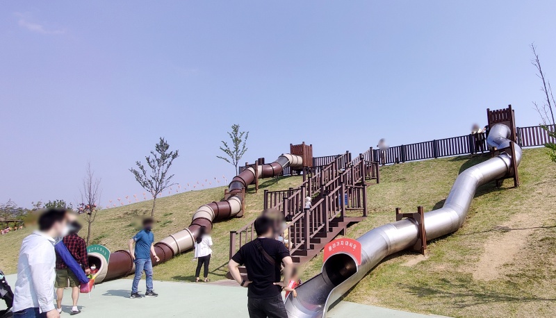 길다란 미끄럼틀 2개