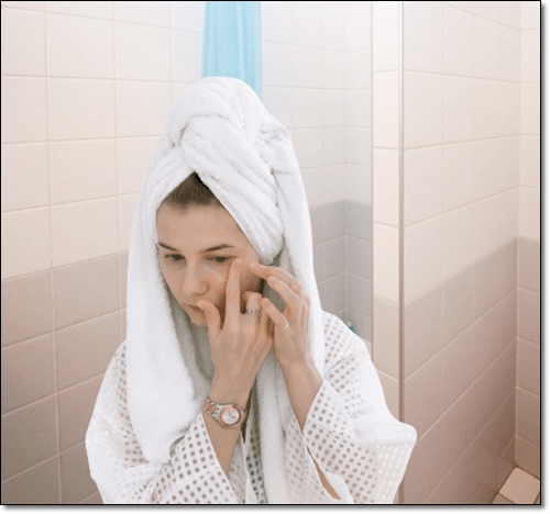 한관종을 만지는 여성