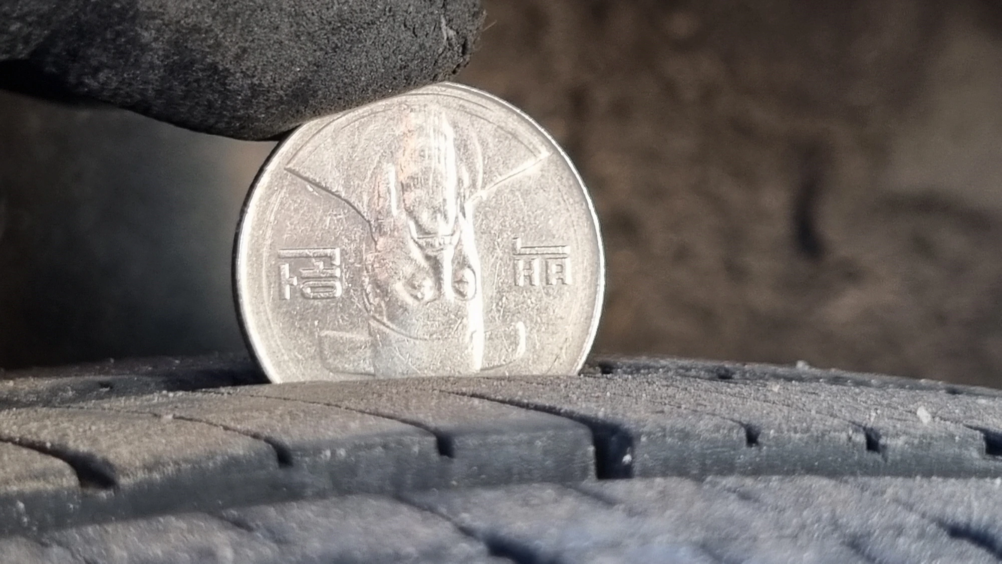 타이어 마모 상태 확인 모습