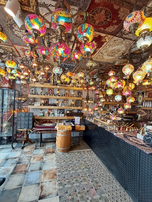 커피커퍼 1층 화려한 인테리어