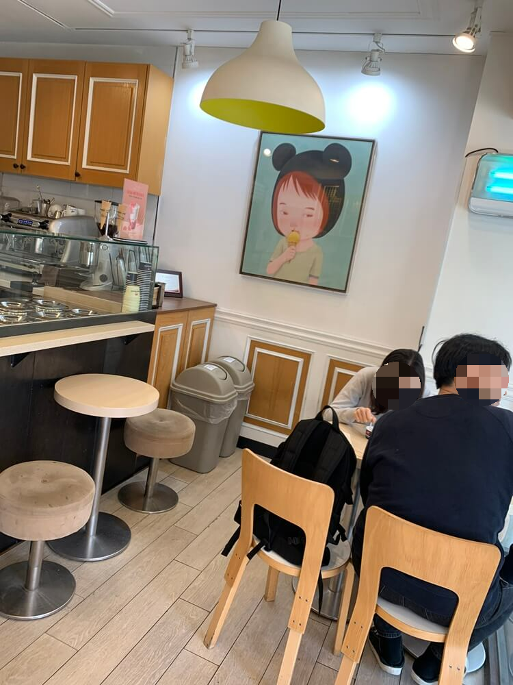 매장 오른편 4인좌석 자리