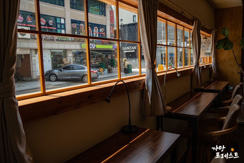 북앤레스트 창가자리