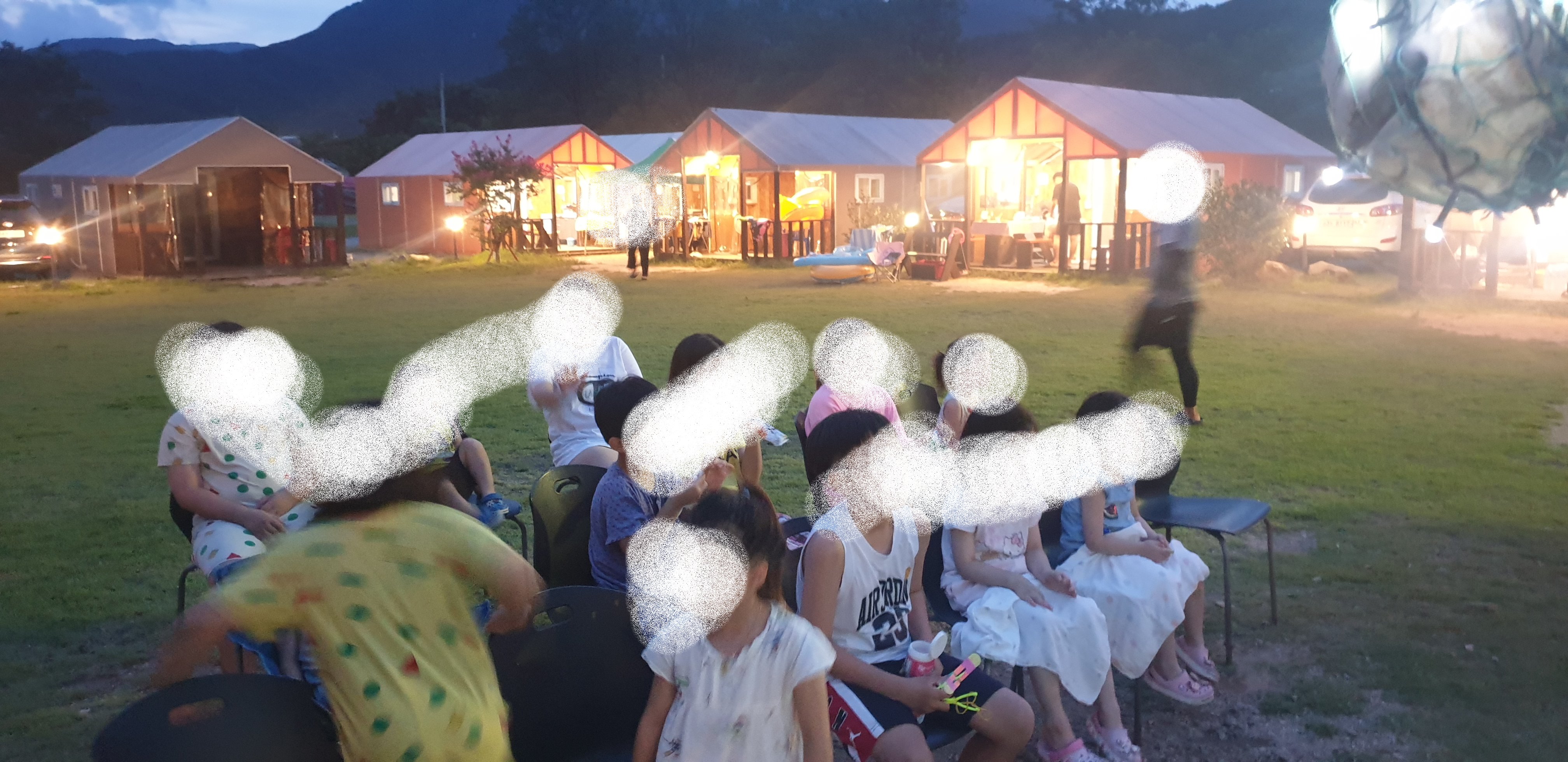 부모들 맥주타임을 위한 어린이 영화 상영