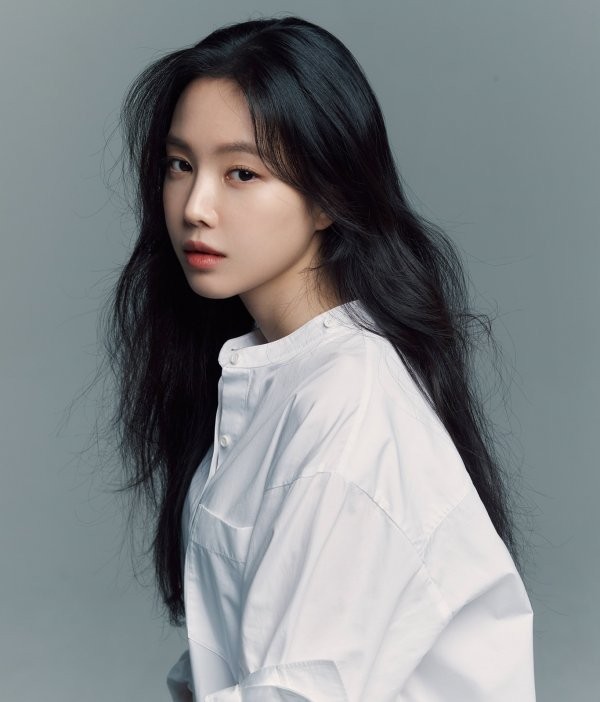 흰 셔츠를 입은 손나은의 모습