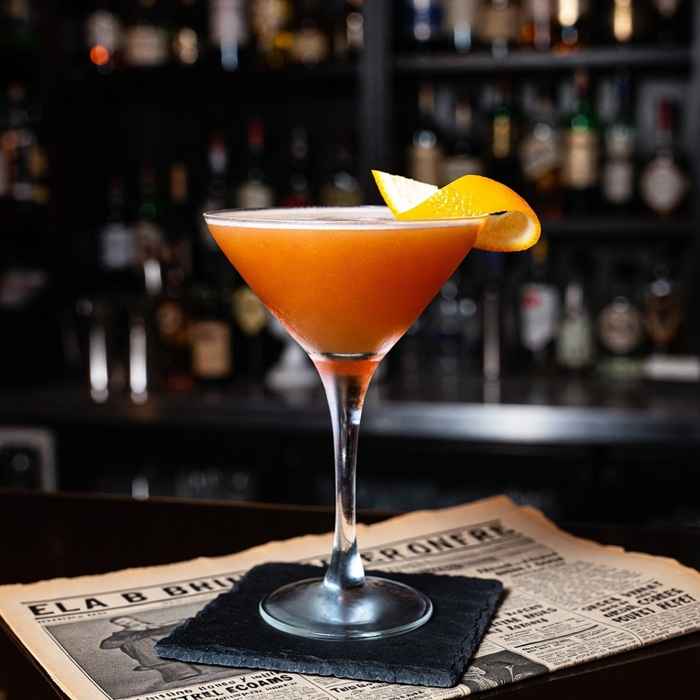 상큼한 오렌지 빛깔과 클래식한 멋이 느껴지는 브롱크스 칵테일 완성 사진