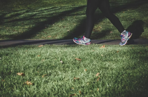 왜 조금 더 빠르게 걷는 사람은 늦게 늙을까? 걷기 속도와 노화의 상관 관계