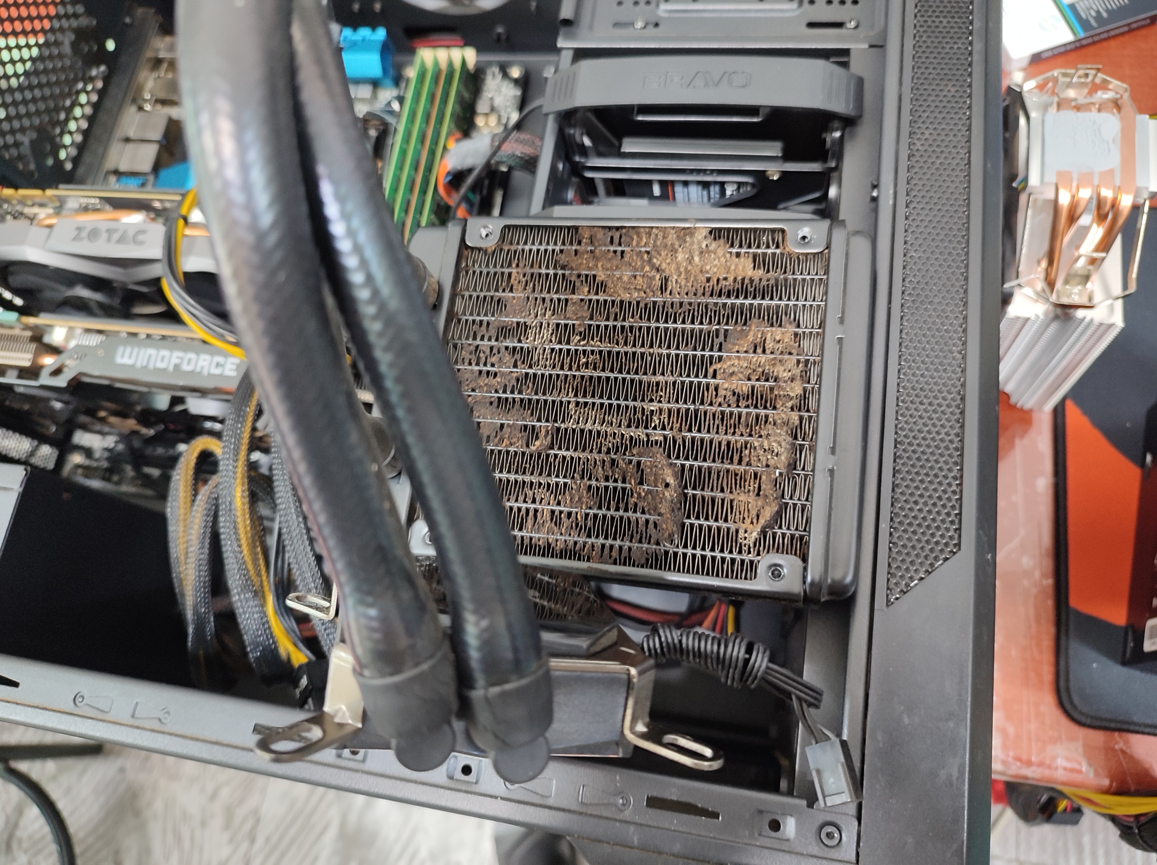 라디에이터의 먼지를 칫솔로 털어내고 있습니다.