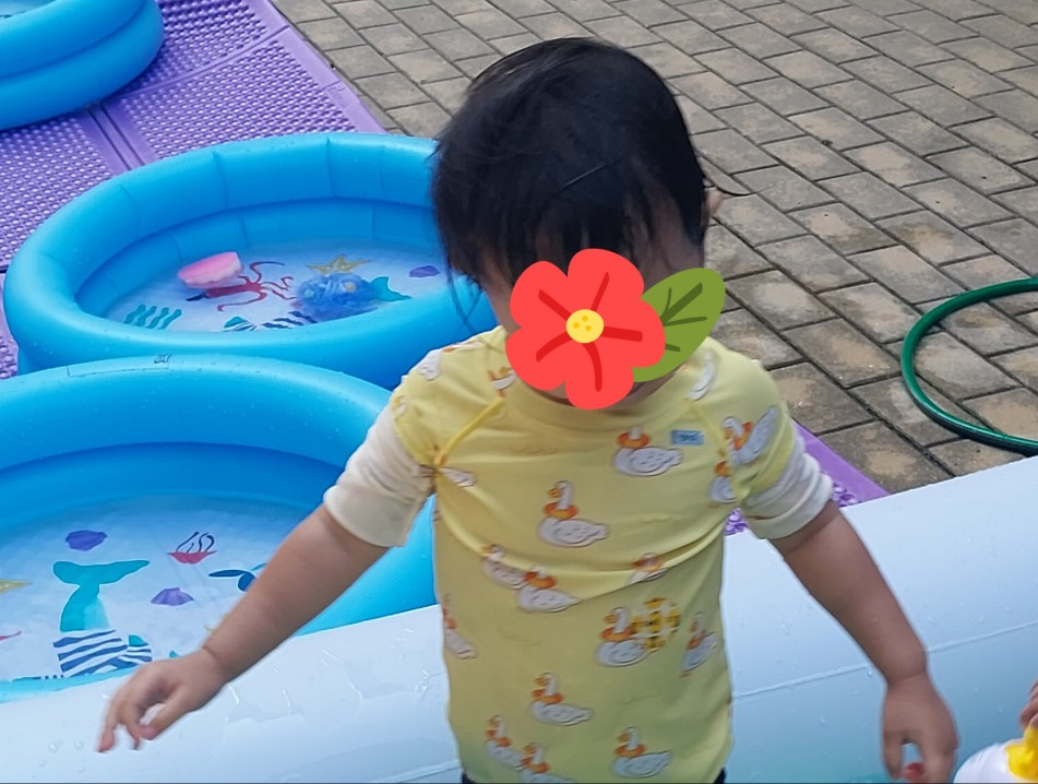 물놀이장에서 노란 옷을 입고 물과 친해지고 있는 19개월 아기