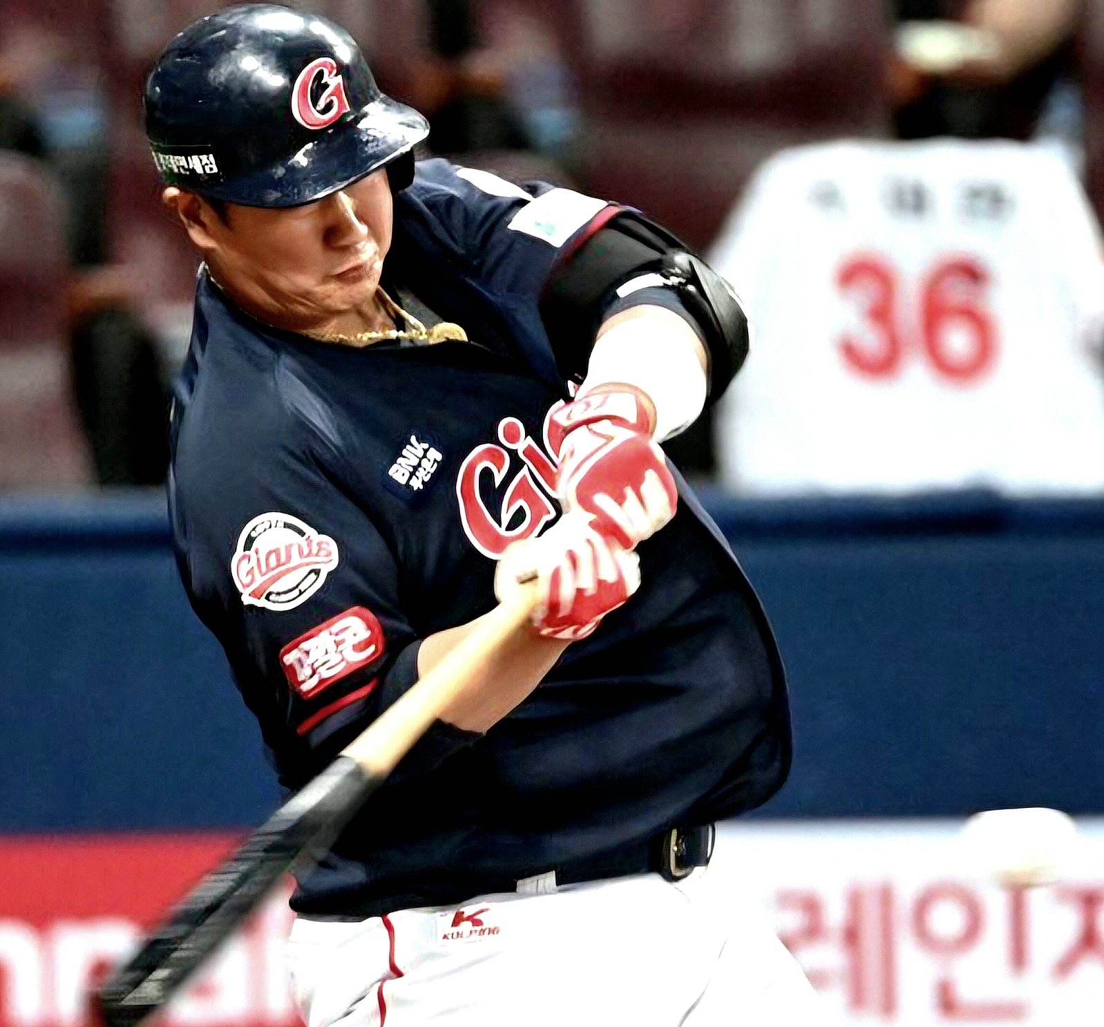 이대호 선수가 배트를 휘두르고 있다.