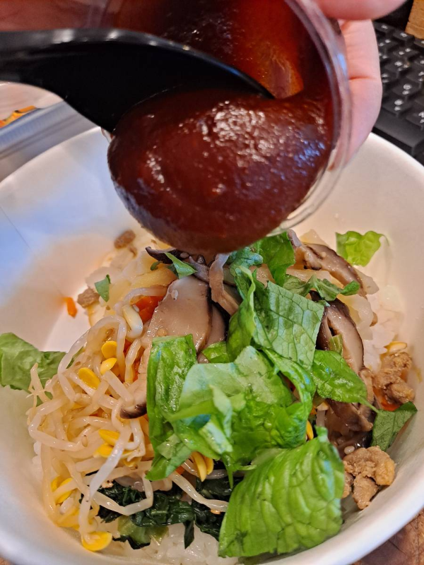 gs비빔밥 고추장 넣다