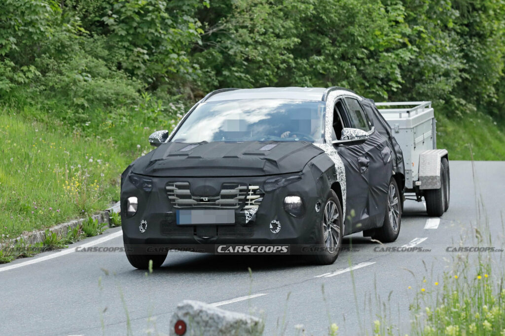 현대자동차의 대표 준중형 SUV '투싼 페이스리프트' 모델이 새롭게 포착됐다.