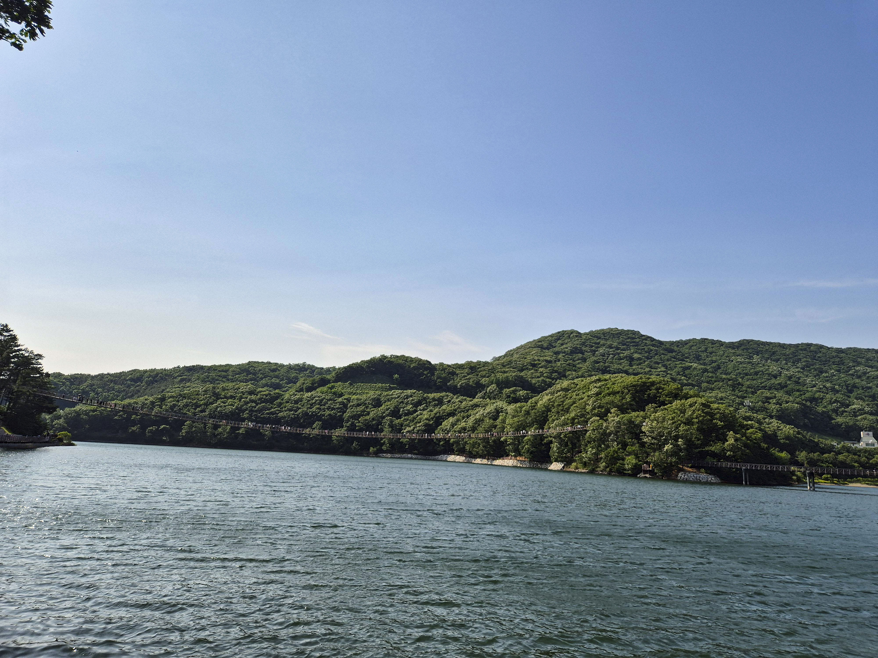 마장호수 건너편 둘레길을 바라보는 풍경