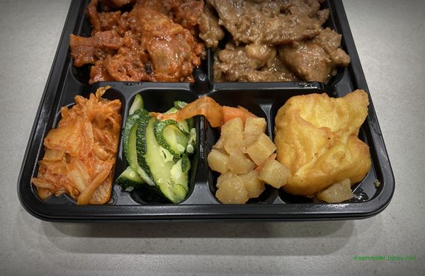 CU 편의점 백종원 제육한판 도시락 2023년 3월 반찬 구성(볶음 김치, 쥬키니 호박, 삶은 감자, 계란 두부 부침)