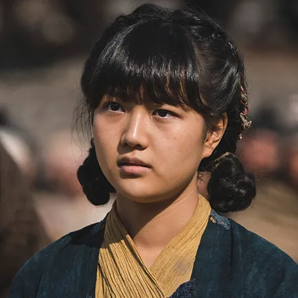 20대 여성이 머리를 양갈래로 꼬아 묶고 남색 옷을 입고 있는 아라문의 검 도티 캐릭터