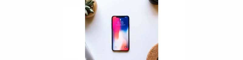 아이폰-책상-위