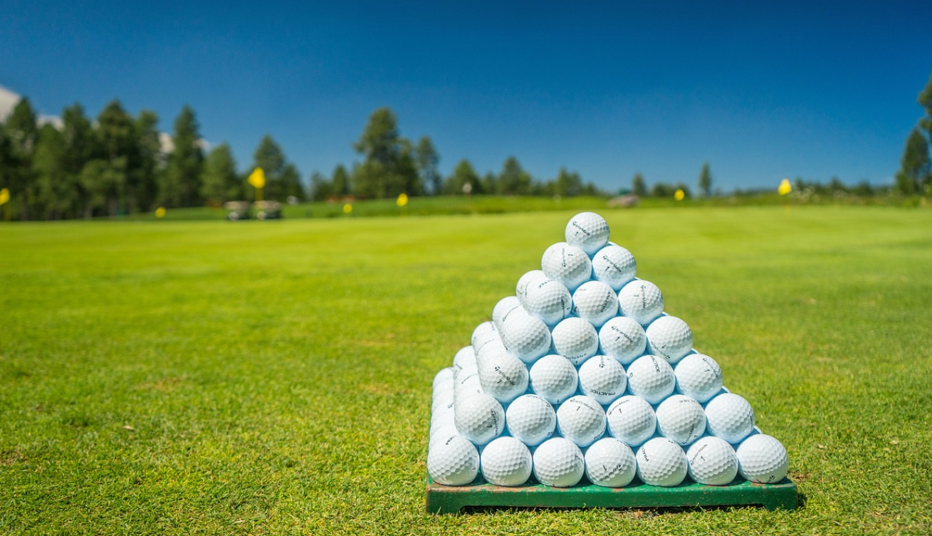 골프장에 놓은 골프공 사진