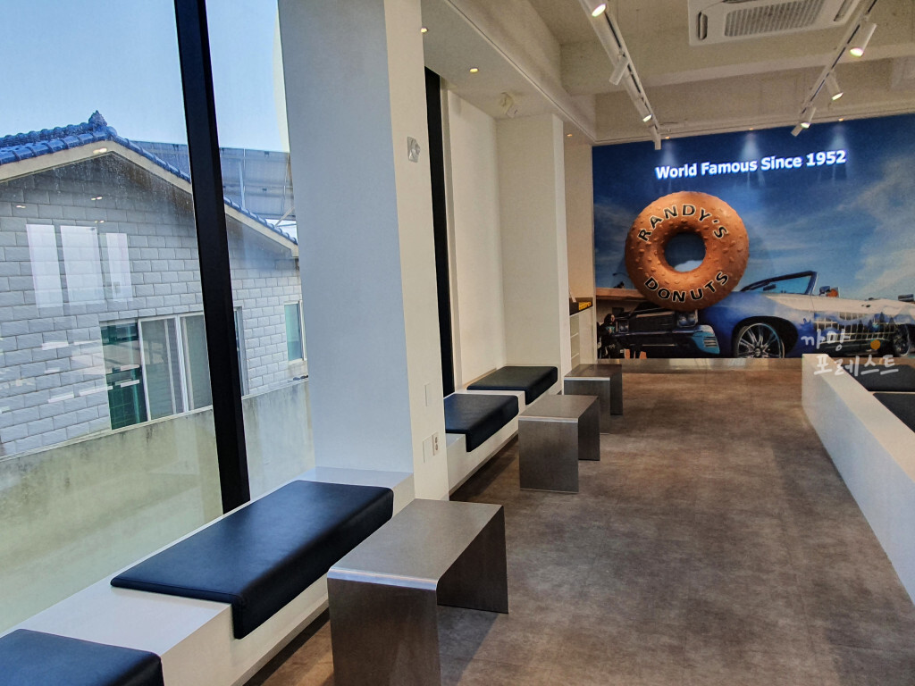 랜디스 도넛 2층 자리