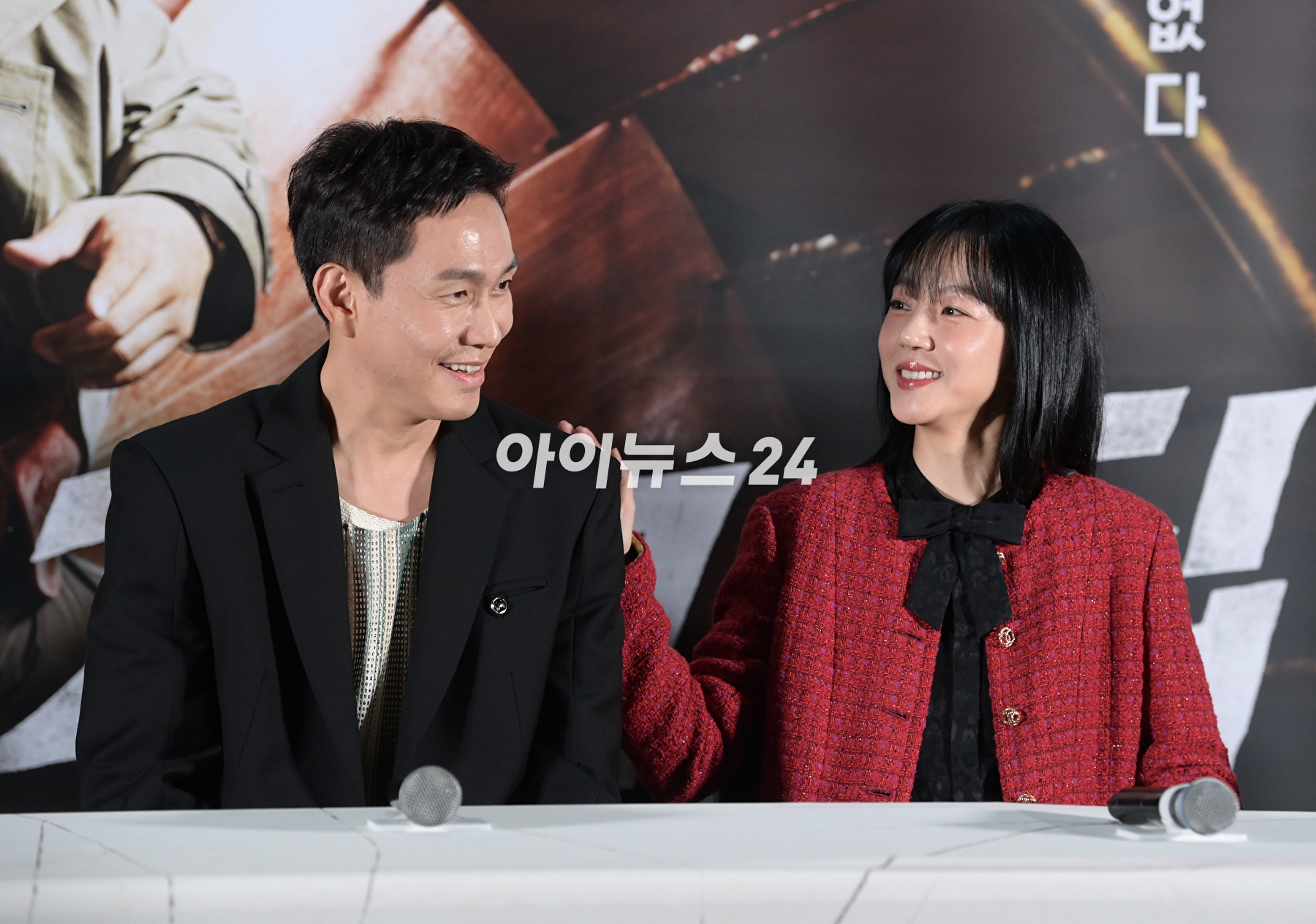 배우 오정세와 임수정이 14일 오후 서울 강남구 삼성동 메가박스 코엑스에서 진행된 영화 '거미집'(감독 김지운) 언론시사회에 참석하고 있다. [사진=정소희 기자]