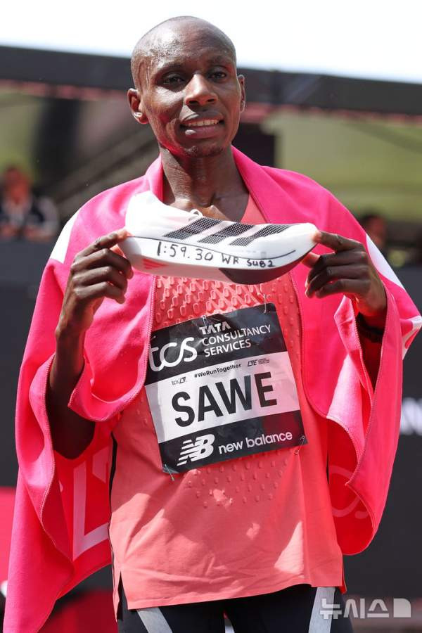 런던 마라톤 세계신기록 사바스티안 사웨 1시간 59분 30초 인류 최초 공식 '서브 2' 달성