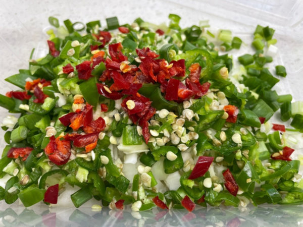 양파, 마늘, 고추, 쪽파, 부재료 모두 넉넉한 밀폐용기에 담기