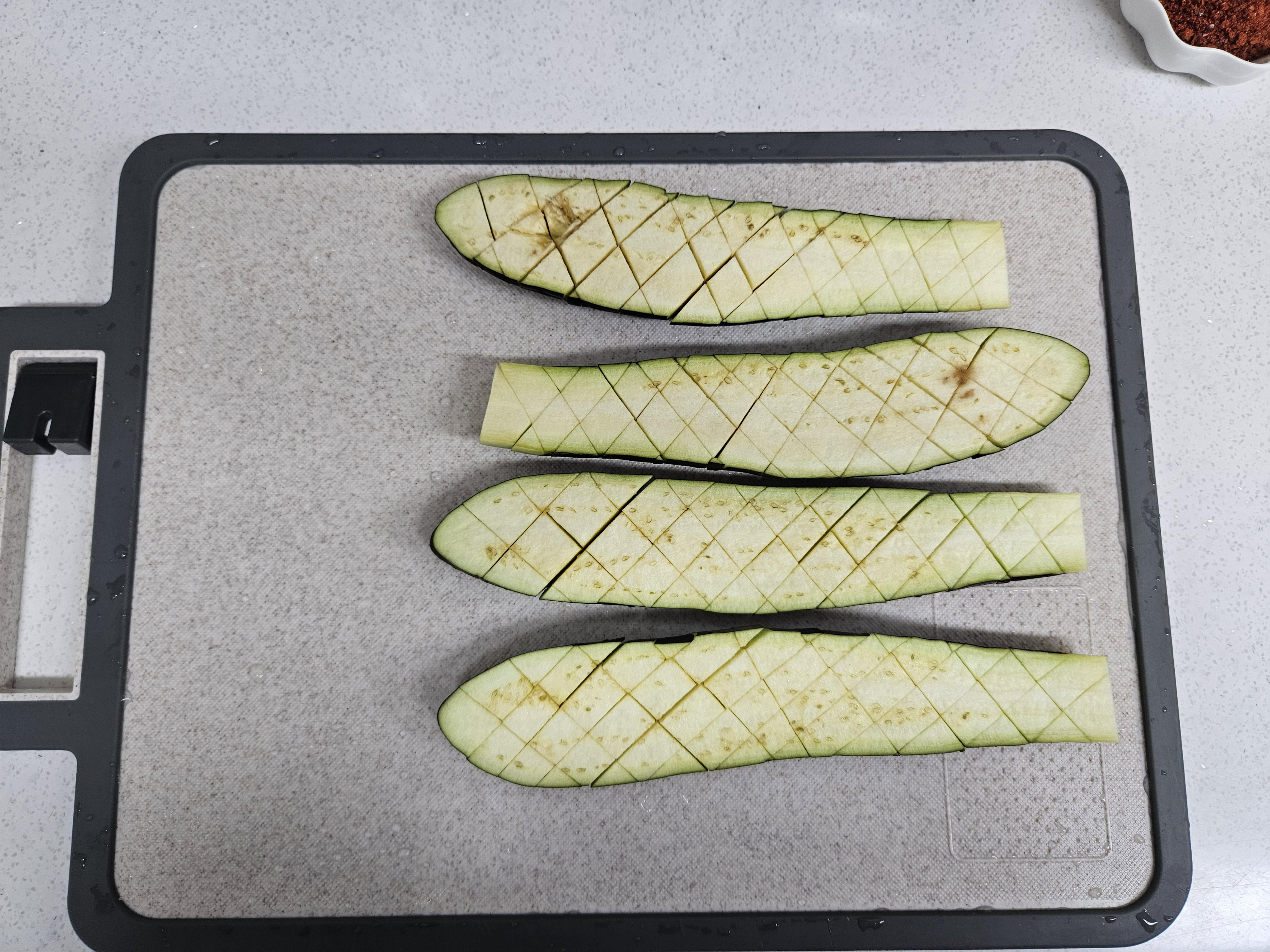 반 자른 가지에 벌집 모양으로 칼집을 완성한 사진